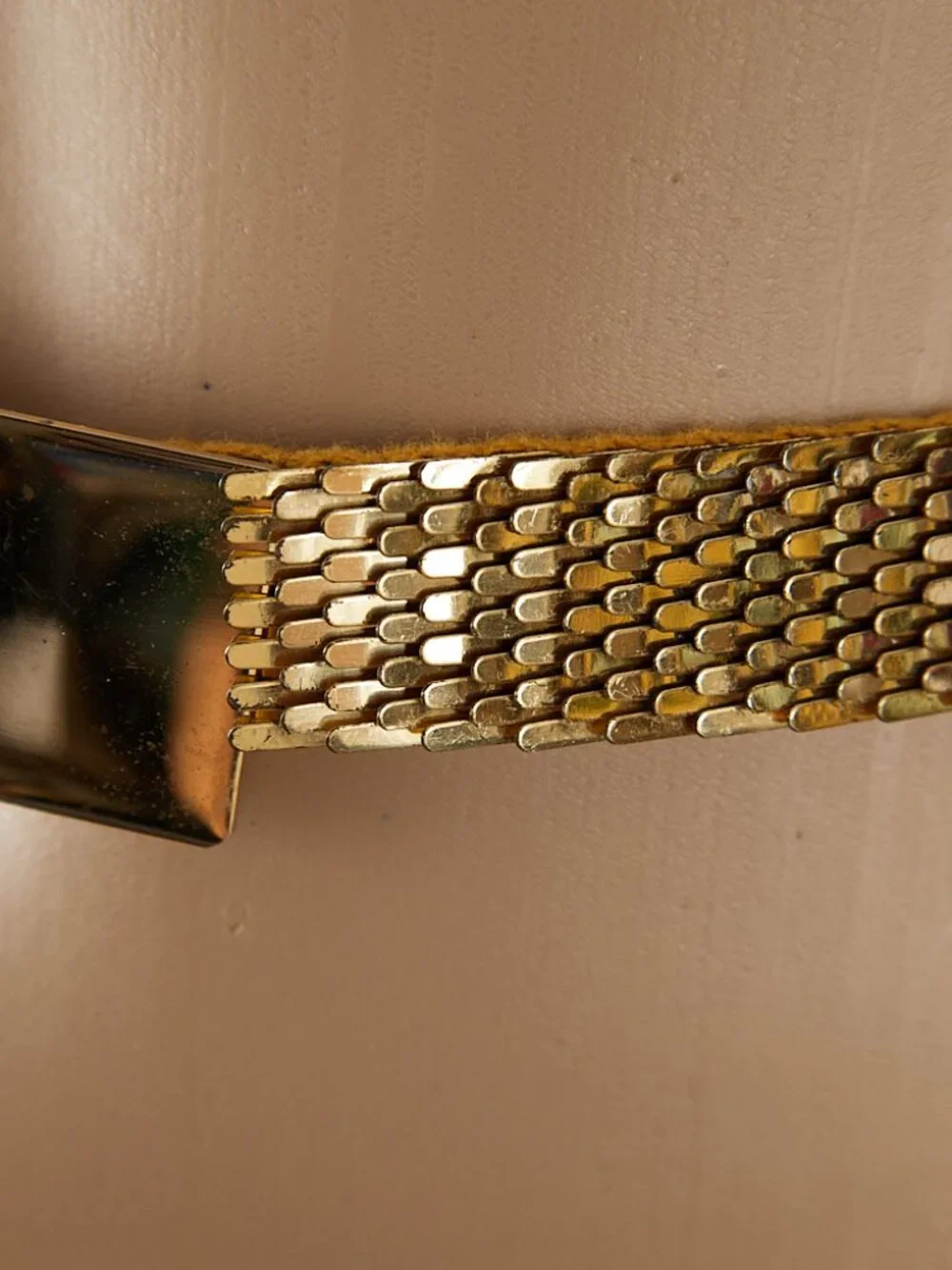 Vintage 80s Stretchy Gold Toned Fish Scale Metal Belt
